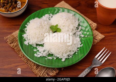 Noolappam/Idiyappam/Reisnudeln, ein beliebtes traditionelles, dampfgekochtes Kerala-Frühstücksgericht mit scharfem, würzigem Eierbraten-Kerry auf einem Hausboot, Alleppey Stockfoto