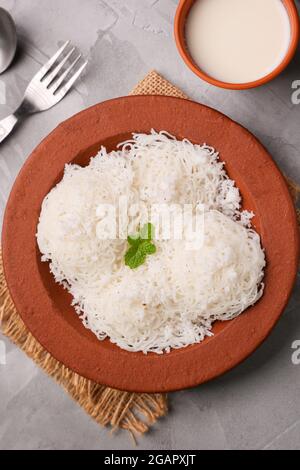 Noolappam/Idiyappam/Reisnudeln, ein beliebtes traditionelles, dampfgekochtes Kerala-Frühstücksgericht mit scharfem, würzigem Eierbraten-Kerry auf einem Hausboot, Alleppey Stockfoto