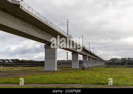 Die lange Brücke über den onkaparinga-Fluss für die seaford-Bahnlinie in südaustralien am 23. Juli 2021 Stockfoto