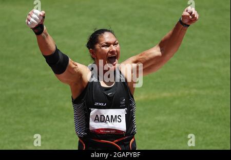 Tokio, Japan. August 2021. Die Neuseeländerin Valerie Adams feiert am Sonntag, den 1. August 2021, die Bronzemedaille beim Wettbewerb „Women's Shot“ bei den Olympischen Sommerspielen in Tokio, Japan, gewonnen zu haben. Foto von Bob Strong/UPI. Kredit: UPI/Alamy Live Nachrichten Stockfoto