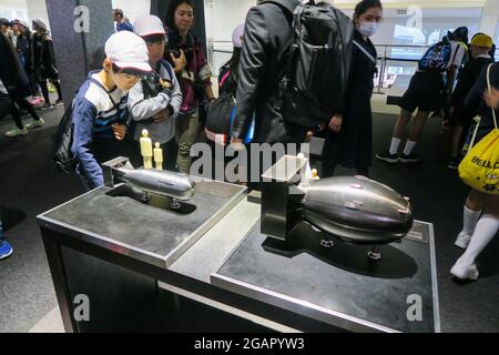 Hiroshima, Japan, 31/10/19. Japanische Schulkinder beobachten eine Ausstellung mit Modellen im Maßstab für Atombomben im Hiroshima Peace Memorial Museum. Stockfoto