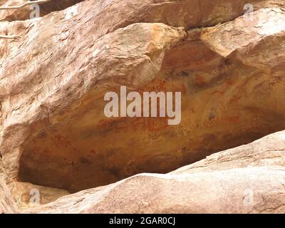 Prähistorische Gemälde in Rock Shelter 8, Bhimbetka, Madhya Pradesh, Indien Stockfoto