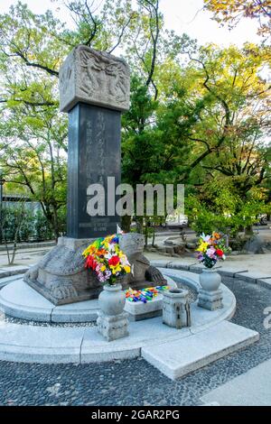 HIROSHIMA, Japan, 31.10.19. Denkmal (Cenotaph) zur Erinnerung an die koreanischen Opfer der A-Bombe im Hiroshima Peace Memorial Park, geschmückt mit Blumen Stockfoto