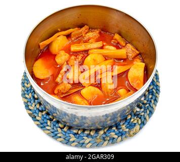 Südostasiatische, Myanmar oder indische traditionelle gehackte Drumsticks, getrocknete Fische und Kartoffeln mit Öl in Stahlschale. Stockfoto