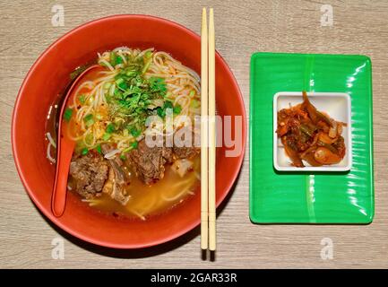 Draufsicht auf saure und würzige kleine runde Nudelsuppe Rezept mit Rindfleisch-Fleisch-Kerry. Stockfoto