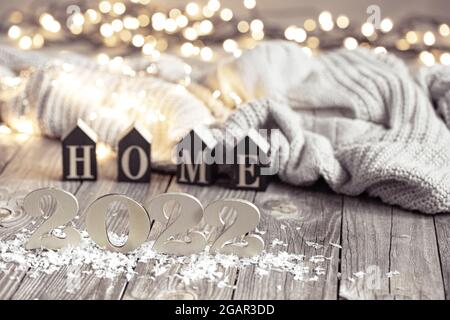 Weihnachtsstillleben mit dekorativer Nummer des kommenden Jahres auf einer hölzernen Oberfläche mit dekorativen Elementen vor verschwommenem Hintergrund. Stockfoto