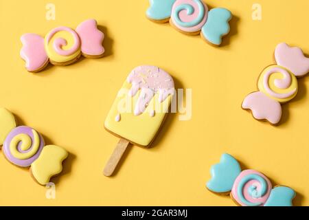 Bunte Lebkuchen in Form von Süßigkeiten und Eis in Glasur. Stockfoto