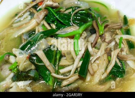 Rezept für gebratenes Wasser aus Myanmar oder Burma mit Spinat und Pilzmuskarry. Nahaufnahme. Stockfoto