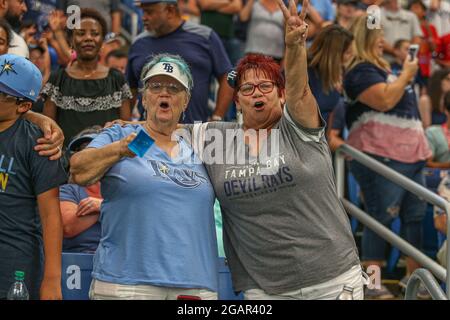 St. Petersburg, Florida. USA; langjährige Tampa Bay Rays Fans singen ‘Take Me Out to the Ballgame“ im siebten Inning während eines Major League Baseballgams Stockfoto