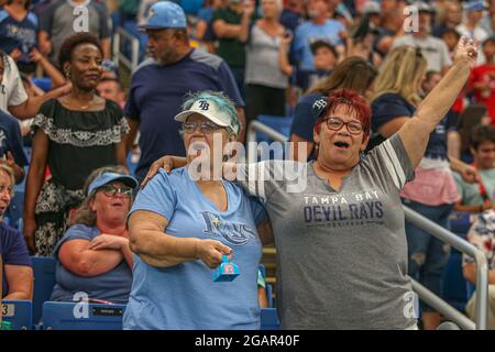 St. Petersburg, Florida. USA; langjährige Tampa Bay Rays Fans singen ‘Take Me Out to the Ballgame“ im siebten Inning während eines Major League Baseballgams Stockfoto