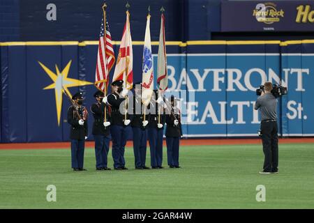 St. Petersburg, Florida. USA; EIN örtlicher ROTC der High School überreicht die Flaggen während der Nationalhymne vor einem Baseballspiel der Major League am Donnerstag, dem Juli Stockfoto