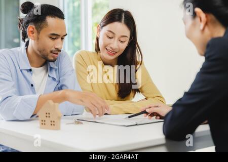Immobilienmakler erklären das Dokument für Kunden, bevor ein Kunde einen Vertrag unterzeichnet Kauf eines Hauses, Kauf oder Verkauf von Immobilien-Konzept Stockfoto