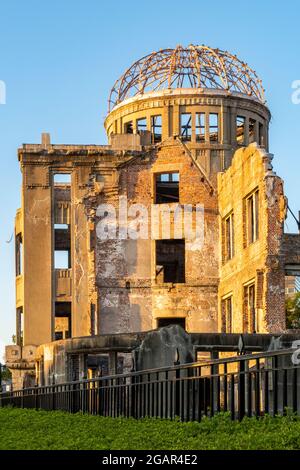 Das Hiroshima Peace Memorial (Atombombendom, Genbaku Dome) bei Sonnenuntergang in Hiroshima, Japan, Portraitansicht. Stockfoto