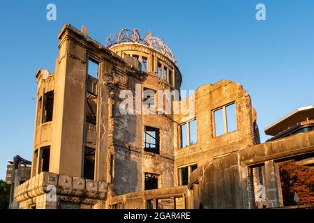 Nahaufnahme des Hiroshima Peace Memorial (Atombombendom, Genbaku Dome) bei Sonnenuntergang in Hiroshima, Japan. Stockfoto