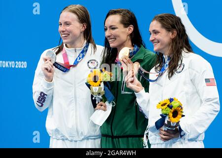 TOKIO, JAPAN - JULI 30: Lilly King of United States, Silver, Tatjana Schoenmaker of Republic of South Africa, Gold, und Annie Lazor of United States, Stockfoto