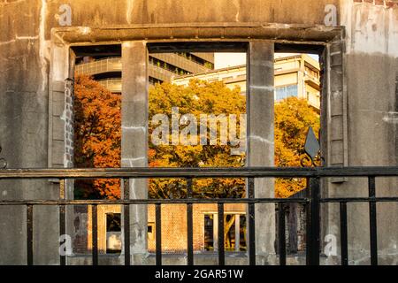 Innenansicht vom Eingang des Hiroshima Peace Memorial (Atombombendom) mit Herbstbäumen, Japan. Stockfoto