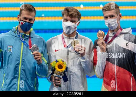 Tokio, Japan. August 2021. TOKIO, JAPAN – 1. AUGUST: Mykhailo Romantschuk aus der Ukraine, Silber, Robert Finke aus den Vereinigten Staaten, Gold, Florian Wellbrock aus Deutschland, Bronze, zeigen die Medaillen nach dem Wettkampf im Männer-Freistil-Finale über 1500 m bei den Olympischen Spielen in Tokio 2020 im Tokyo Aquatics Center am 30. Juli 2021 in Tokio, Japan (Foto: Giorgio Scala/Insidefoto/Deepbluemedia) Quelle: Insidefoto srl/Alamy Live News Stockfoto