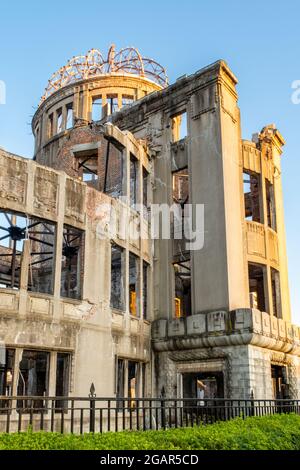 Nahaufnahme des Friedensdenkmals von Hiroshima (Atombombendom) bei Sonnenuntergang in Hiroshima, Japan. Stockfoto