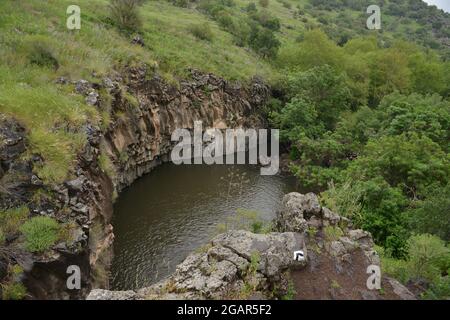 Der Hexagon Pool ist ein natürlicher Pool im Meshushim Reserve, in den zentralen Golanhöhen, Israel. Der Pool ist nach der Form des sechseckigen benannt Stockfoto