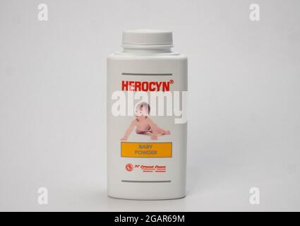 Jakarta, Indonesien-1. August 2021: Herocyn Baby-Puderflasche auf weißem Hintergrund, Kopierraum Stockfoto