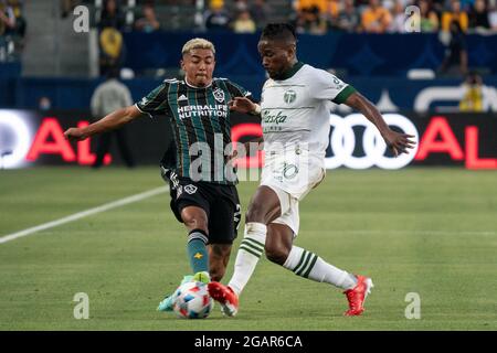 Der Mittelfeldspieler George Fochive (20) und der Verteidiger Julian Araujo (2) der Los Angeles Galaxy kämpfen bei einem MLS-Spiel am Freitag, den 30. Juli 2021 in Los Angeles um den Besitz. CA. die Galaxie besiegte die Timbers mit 4:1. (Jon Endow/Bild von Sport über AP) Stockfoto
