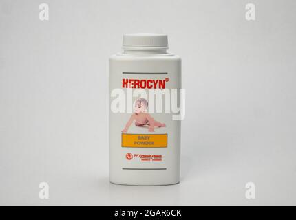 Jakarta, Indonesien-1. August 2021: Herocyn Baby-Puderflasche auf weißem Hintergrund, Kopierraum Stockfoto