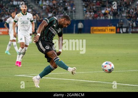 Los Angeles Galaxy Mittelfeldspieler Samuel Grandsir (11) schickt während eines MLS-Spiels gegen die Portland Timbers, Freitag, den 30. Juli 2021, in Los Angeles. CA. die Galaxie besiegte die Timbers mit 4:1. (Jon Endow/Bild von Sport über AP) Stockfoto