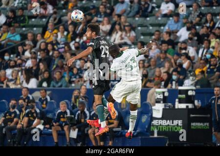 Ethan Zubak (29) gewinnt bei einem MLS-Match am Freitag, den 30. Juli 2021 in Los Angeles einen Titelgewinn gegen den Verteidiger Larrys Mabiala (33) der Portland Timbers. CA. die Galaxie besiegte die Timbers mit 4:1. (Jon Endow/Bild von Sport über AP) Stockfoto