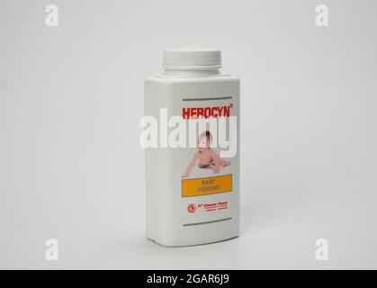 Jakarta, Indonesien-1. August 2021: Herocyn Baby-Puderflasche auf weißem Hintergrund, Kopierraum Stockfoto