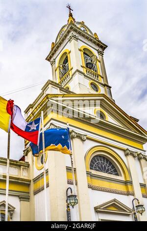 Flaggen Kathedrale des Heiligen Herzens Punta Arenas Chile Kirche fertiggestellt 1898. Stockfoto