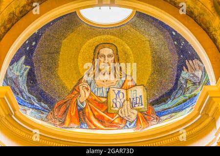 Basilica Jesus Mosaic Sacred Heart Cathedral Punta Arenas Chile Kirche fertiggestellt 1898. Spanisch in Buch sagt 'Ich bin das Leben'. Stockfoto
