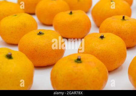 Mandarinorangen isoliert auf weißem Hintergrund. Stockfoto