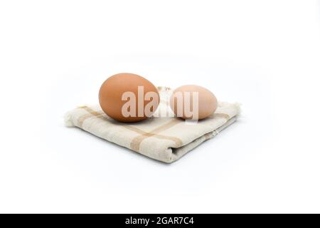 Vergleich von Hähnchenei und bantam-Ei. Isoliert auf Weiß. Stockfoto