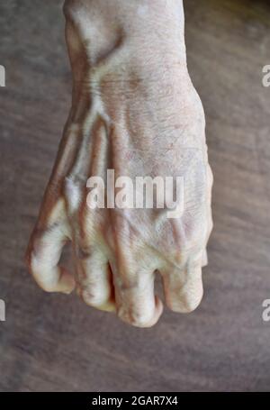 Südostasiatisch, Myanmar alte Frau die Hand. Hautfalten, lockere Haut und Adern zeigen Alterung. Stockfoto