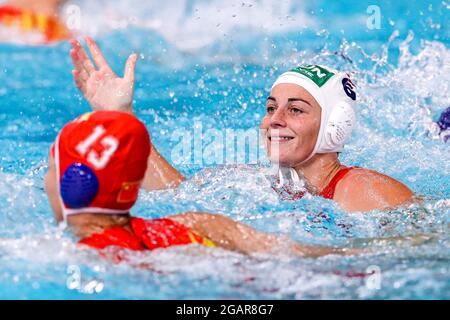 TOKIO, JAPAN - 1. AUGUST: Yineng Shen aus China, Rebecca Parkes aus Ungarn während des Olympischen Wasserball-Turniers 2020 in Tokio am 1. August 2021 im Tatsumi Waterpolo Center in Tokio, Japan (Foto: Marcel ter Bals/Orange Picles) Stockfoto