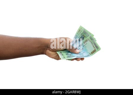 Einige fünfhundert Taka bangladeshi-Banknoten halten eine Hand auf weißem Hintergrund Stockfoto