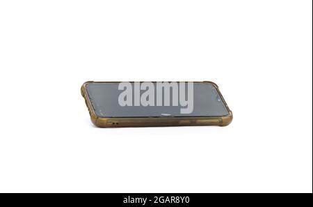 Gebrauchte alte Smartphone mit geknackten Displayschutzfolie auf isoliertem weißen Hintergrund Stockfoto
