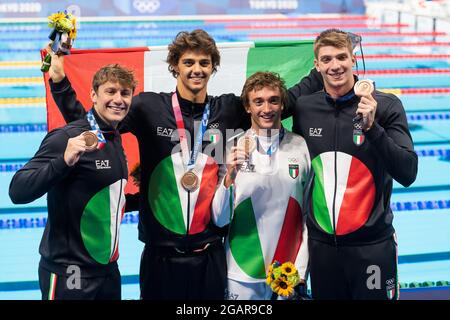 Tokio, Japan. August 2021. TOKIO, JAPAN – 1. AUGUST: Nicolo Martinenghi, Thomas Ceccon, Federico Burdisso und Alessandro Miressi aus Italien zeigen ihre Bronzemedaillen, nachdem sie am 30. Juli 2021 im Tokyo Aquatics Center in Tokio, Japan, im Medaillenfinale der Männer im 4x100-Medley-Format während der Olympischen Spiele 2020 in Tokio im Rahmen der Olympischen Spiele in Tokio (Foto: Giorgio Scala/Insidefoto/Deepbluemedia) Insidefoto srl/Alamy Live News Stockfoto