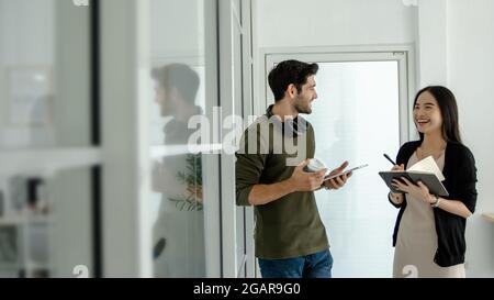Zwei Geschäftsleute stehen und reden und diskutieren draußen, planen und lernen mit glücklichen Partner oder Hochschule Stockfoto