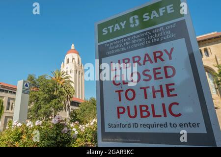 Stanford, Usa. Juli 2021. Der Hoover Tower wird am 31. Juli 2021 an der Stanford University in Stanford, Kalifornien, USA, gesehen. Die anhaltende Infektion in ganz Amerika, hauptsächlich getrieben durch die Delta-Variante des Coronavirus trotz Massenimpfung, veranlasste Schulen und Universitäten, eine vorsichtige Haltung für Studenten, Fakultäten und Mitarbeiter zu ergreifen, um zurückzukehren. (Foto: Yichuan Cao/Sipa USA) Quelle: SIPA USA/Alamy Live News Stockfoto