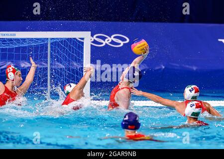 TOKIO, JAPAN - 1. AUGUST: Die Ungarin Alda Magyari, die Ungarin Anna Illes, die Chinesin Dunhan Xiong, die Ungarin Dorottya Szilagyi, die Ungarin Rita Keszthelyi Nagy, während des Olympischen Wasserball-Turniers Tokio 2020 im Tatsumi Waterpolo Center am 1. August 2021 in Tokio, Japan, spielen die Frauen zwischen Ungarn und China (Foto von Marcel ter Bals/Orange Picles) Stockfoto