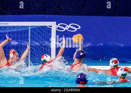 TOKIO, JAPAN - 1. AUGUST: Die Ungarin Alda Magyari, die Ungarin Anna Illes, die Chinesin Dunhan Xiong, die Ungarin Dorottya Szilagyi, die Ungarin Rita Keszthelyi Nagy, während des Olympischen Wasserball-Turniers Tokio 2020 im Tatsumi Waterpolo Center am 1. August 2021 in Tokio, Japan, spielen die Frauen zwischen Ungarn und China (Foto von Marcel ter Bals/Orange Picles) Stockfoto