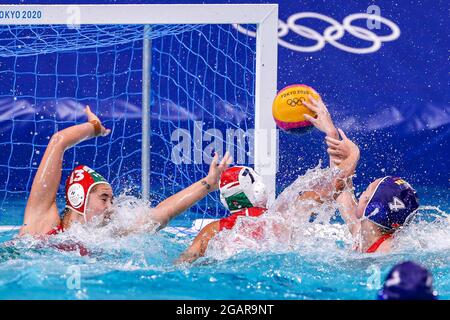 TOKIO, JAPAN - 1. AUGUST: Die Ungarin Alda Magyari, die Ungarin Anna Illes, die Chinesin Dunhan Xiong während des Olympischen Wasserball-Turniers 2020 in Tokio am 1. August 2021 im Tatsumi Waterpolo Center in Tokio, Japan (Foto: Marcel ter Bals/Orange Picles) Stockfoto