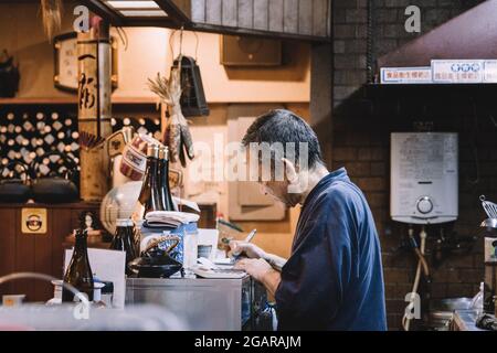 Fukuoka, Japan - der alte Chefkoch eines Late-Night-Diners in Nakasu, dem berühmten Nachtleben der Stadt. Stockfoto