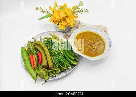 Myanmar oder Burma traditionelle Fisch Erhaltung Sauce, Ngapi Yay und frisches Gemüse, Chilies, Flasche Kürbis Blätter, bitteren Kürbis, flache grüne Erbsen in st Stockfoto