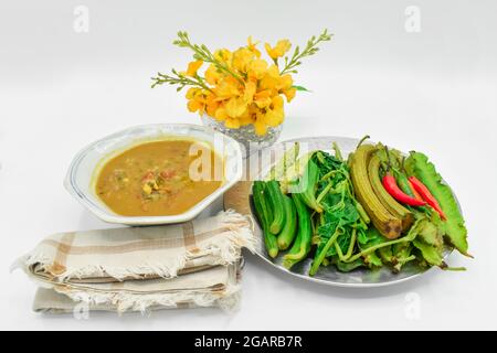 Myanmar oder Burma traditionelle Fisch Erhaltung Sauce, Ngapi Yay und frisches Gemüse, Chilies, Flasche Kürbis Blätter, bitteren Kürbis, flache grüne Erbsen in st Stockfoto