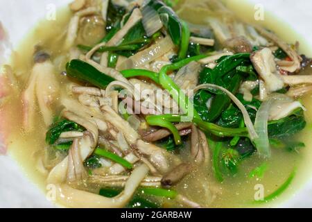 Rezept für gebratenes Wasser aus Myanmar oder Burma mit Spinat und Pilzmuskarry. Nahaufnahme. Stockfoto