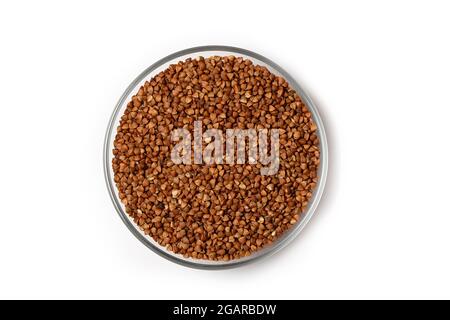 Buchweizenkörner in einer Schüssel, Draufsicht, isoliert auf weißem Hintergrund. Stockfoto