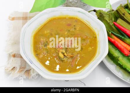 Myanmar oder Burma traditionelle Fisch Erhaltung Sauce, Ngapi Yay Rezept. Isoliert auf Weiß. Nahaufnahme Stockfoto