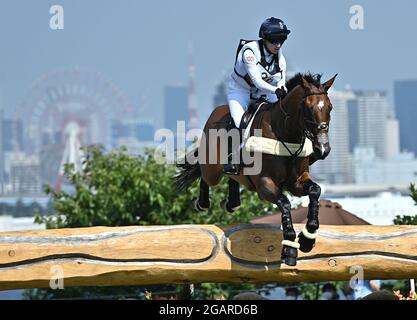 Tokio, Japan. August 2021. Laura Collett aus Großbritannien konkurriert mit ihrem Pferd London 52 während der Cross Country Veranstaltung des Reitsports bei den Olympischen Spielen 2020 in Tokio, Japan, am 1. August 2021. Quelle: Zhu Zheng/Xinhua/Alamy Live News Stockfoto